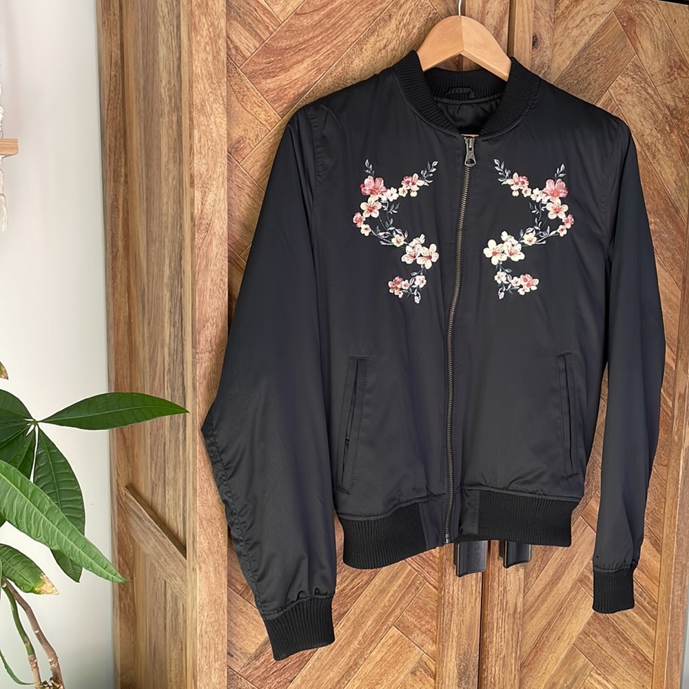 American Eagle black bomber jacket with floral embroidery 🌸 • Size S